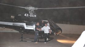 ליאור נרקיס יורד ממסוק בחתונה של אושר כהן ועדן פינס, צילום: אור גפן